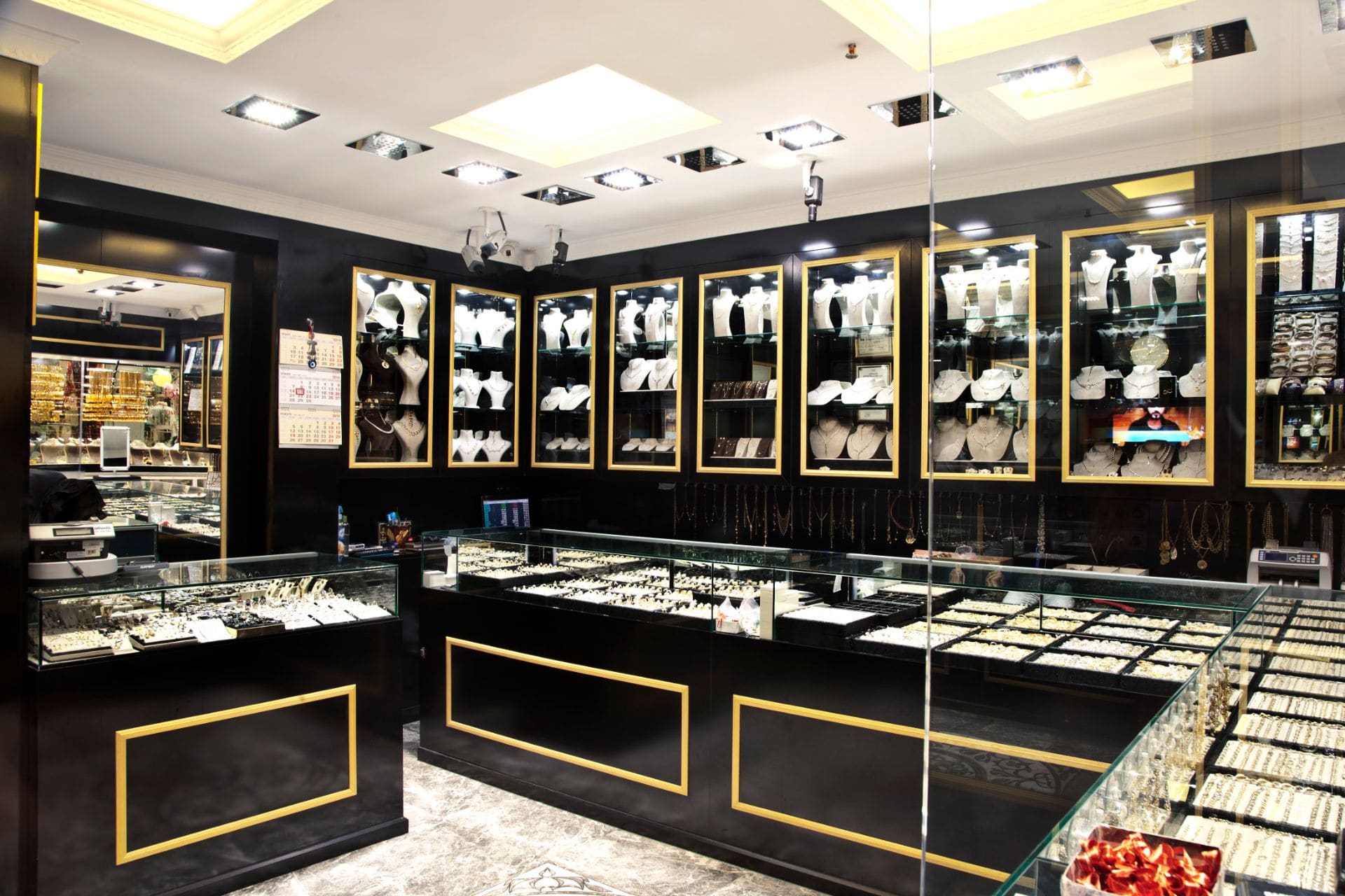 ?lyas Koç Jewelry Store